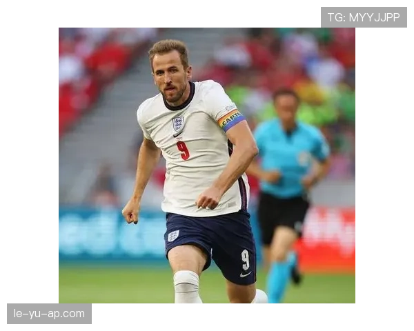 哈里·凯恩荣膺英格兰年度最佳球员，状态回暖再创辉煌成就