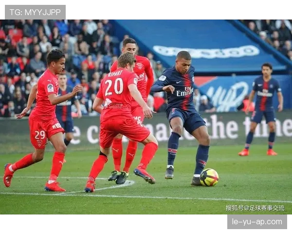 洛里昂强势取胜，团队默契与进攻火力齐发，状态回暖引关注