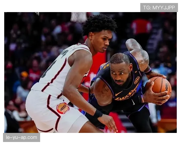 米切尔突破拉开与利拉德得分差距提升球队关键时刻攻击力