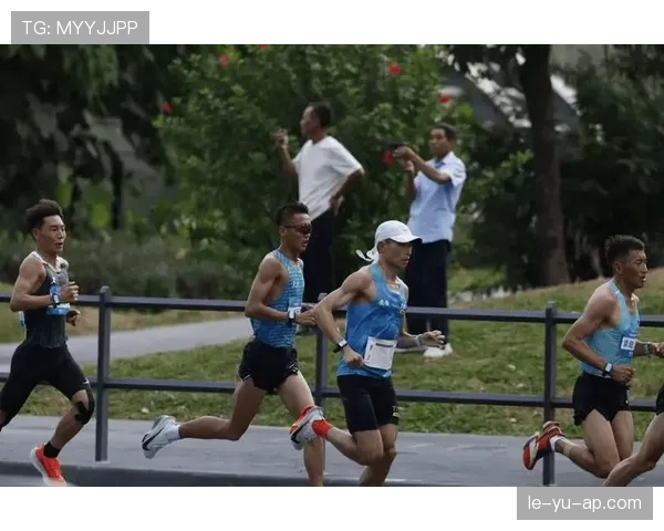 如果把吴向东的一天拍成八卦节目，第一集被放大的不是赛绩，是那些让人替自己钱包尴尬的消费细节